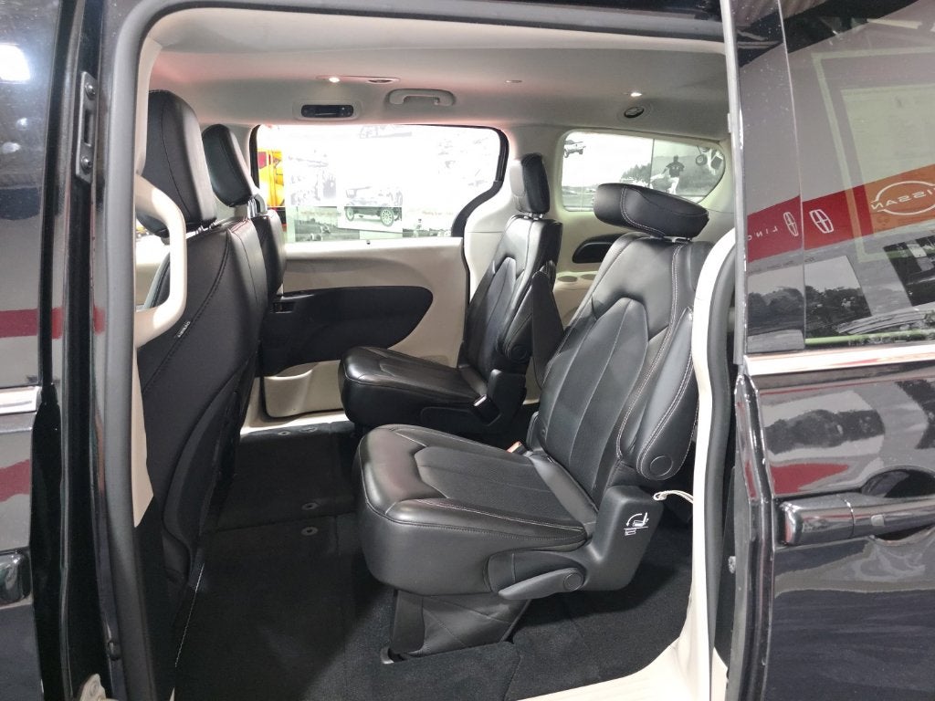 2023 Chrysler Pacifica Touring L Carbravo GM CPO