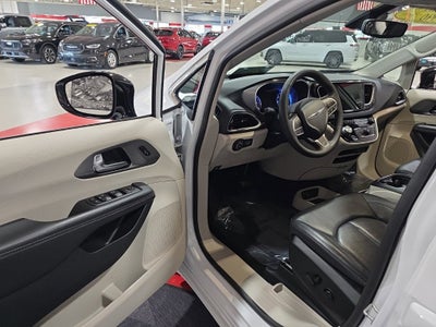 2024 Chrysler Pacifica Touring L Carbravo GM CPO