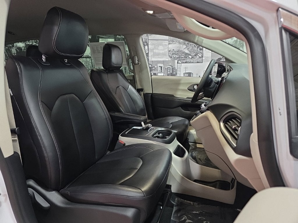2024 Chrysler Pacifica Touring L Carbravo GM CPO