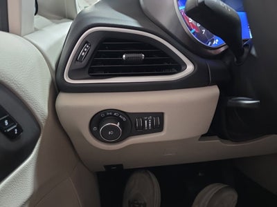 2024 Chrysler Pacifica Touring L Carbravo GM CPO
