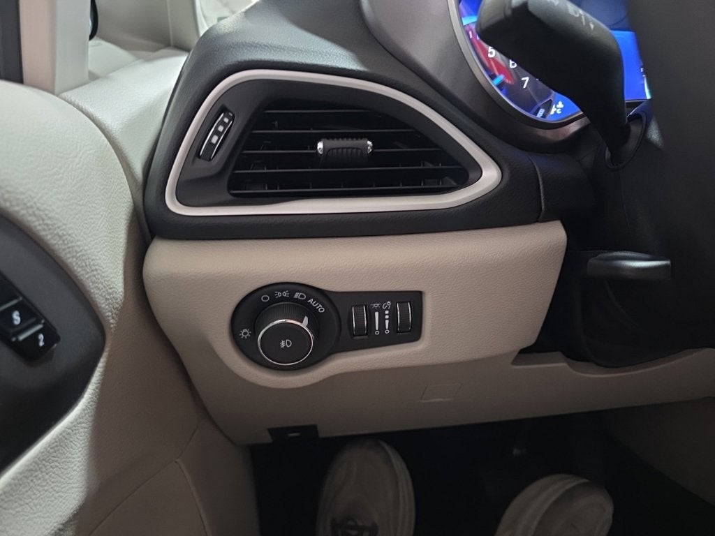 2024 Chrysler Pacifica Touring L Carbravo GM CPO