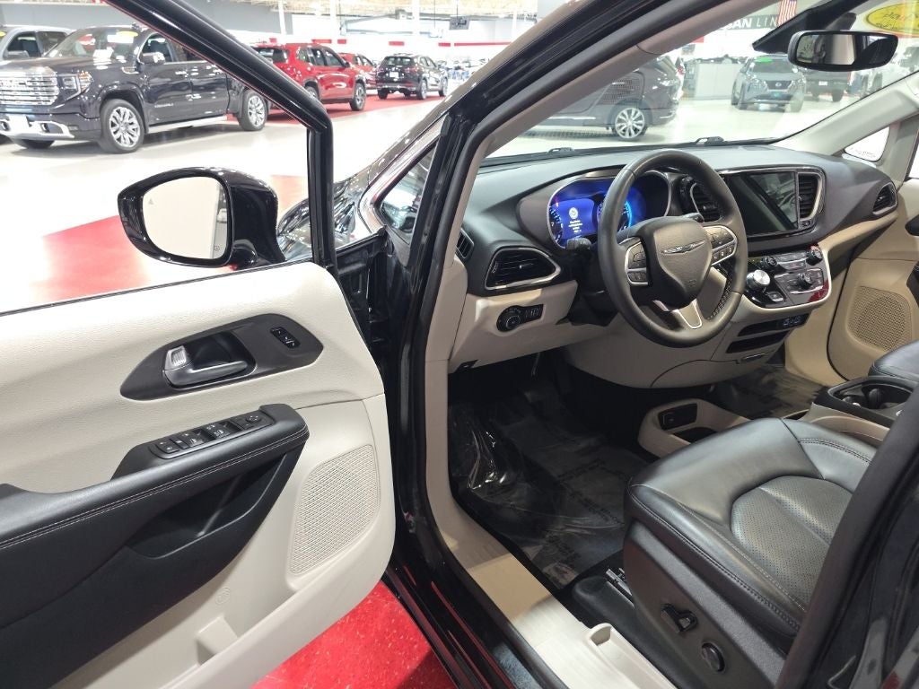 2024 Chrysler Pacifica Touring L CarBravo Certified