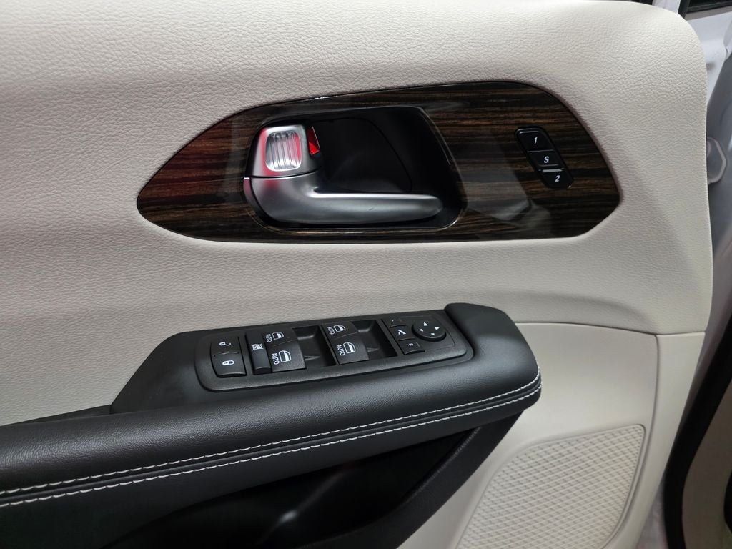 2024 Chrysler Pacifica Limited Carbravo CPO