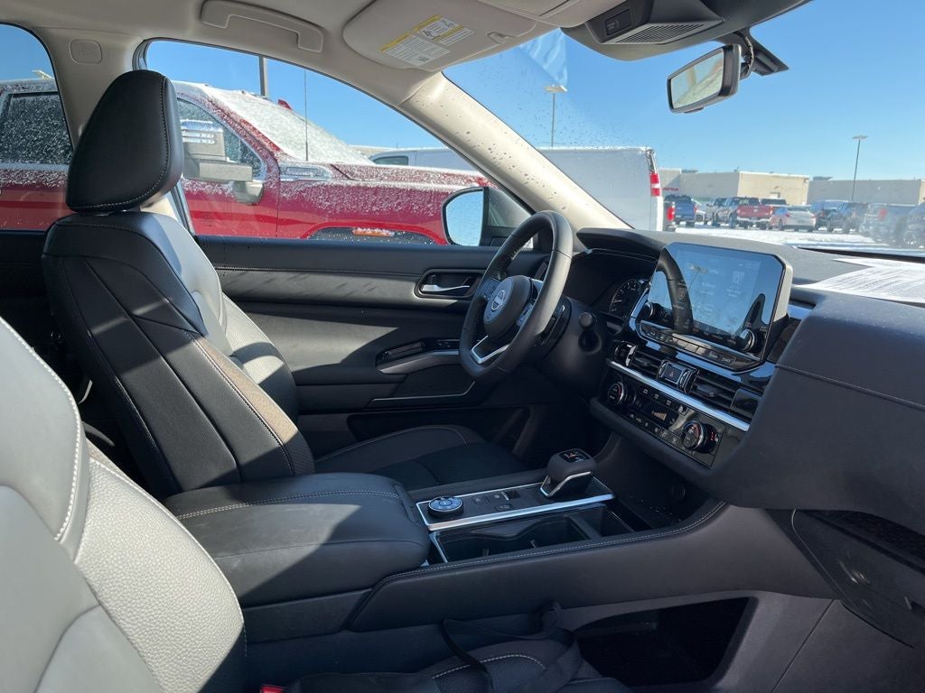 2025 Nissan Pathfinder SL